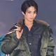 岩瀬洋志、デニムセットアップで登場 素肌チラリで色気漂わす【ガルアワ2025AW】 画像