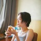 尾碕真花、ナチュラル美肌のキャミソールSHOTにうっとり！枝優花とのタッグで“韓国旅”を大満喫 画像