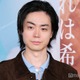 菅田将暉、“恋人役”スリ・リンにギターレッスン 火星旅行への意欲は「ノリで行けるなら」【火星の女王】 画像