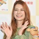 スザンヌ、美脚際立つショーパンコーデの銀杏並木ショット披露「綺麗な黄色に映えてる」「理想のスタイル」の声 画像