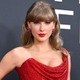 テイラー・スウィフト、胸元大胆見せミニドレス姿に反響「着こなせるのすごい」「美しさに磨きがかかってる」 画像