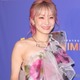 LiSA、ミニワンピ×赤タイツで美脚スラリ「可愛くてかっこいい」「理想のスタイル」と反響 画像