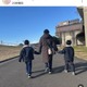 石川梨華、息子たちと手をつないで歩く親子3SHOTに反響「何とも微笑ましい」「可愛すぎる」 画像