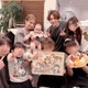 辻希美、家族集合！義母のお誕生日会SHOT公開「似顔絵をプレゼント」「泣いて喜んでくれました」 画像