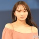 加藤栞、海辺ビキニショットで圧倒的美スタイル披露「半分以上が脚で衝撃」「見返り美人」の声 画像