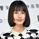 橋本愛、顔ピアス＆ミニスカタイツコーデに絶賛の声「ショートヘアがイケメンすぎる」「オーラが半端ない」 画像