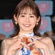 久間田琳加「一足先に春コーデ」ブラウス×ミニスカ姿でスラリ美脚輝く「桜に映えて綺麗」「まさに女神様」と反響 画像