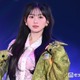 乃木坂46川崎桜、個性派レースシャツから美脚スラリ 迷彩柄ダウンで遊び心溢れる【ガルアワ2026SS】 画像