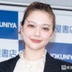 村重杏奈、美脚際立つ膝丈ナロースカート姿 ヨーロッパ街並みショットに「映画のワンシーンみたい」「さすがの着こなし」と反響 画像