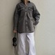 今、頼れる【デニムシャツジャケット】。グレーカラーなら、大人っぽさとカジュアル感を兼ね備えた雰囲気に【40代の毎日コーデ】 画像
