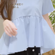 体型カバーと上品見えを両立する【GU】ペプラムトップス。華やかで上品なブルーは、着映え力が高く大人が試したいカラー【40代の毎日コーデ】 画像