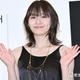浅川梨奈、ミニスカ私服から美脚スラリ「色白で綺麗」「着こなしがおしゃれ」の声 画像