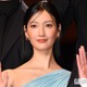 菜々緒、真紅ドレスでの書道姿披露 美文字に反響「達筆すぎる」「姿も文字もかっこいい」 画像