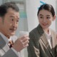 吉田鋼太郎＆八木莉可子、ファミマ新CMで初の先輩・後輩役 コミカルな掛け合い披露 画像