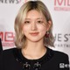 IVEガウル、美デコルテ際立つノースリミニワンピショット公開「透き通るような美肌」「スタイルレベチ」の声 画像