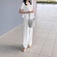 白の【ユニクロ】タックワイドパンツで魅せる、洗練された大人のオールホワイト【40代の毎日コーデ】 画像