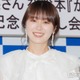 元乃木坂46高山一実、ノースリワンピでユニバ満喫「肌の透明感すごい」「カチューシャ似合う」の声 画像