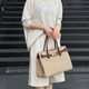 大人の洗練「ハーフパンツ」スタイル。合わせるトップス、選ぶ素材、着こなしって？【40代の毎日コーデ】 画像