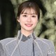生見愛瑠、ピンクのミニスカ制服で美脚スラリ「可愛すぎる店員さん」「アイドルみたい」と絶賛の声 画像