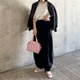 ピンクのバッグをアクセントに。モノトーンに華やかさを添える大人の小物使い【40代の毎日コーデ】 画像