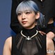 HANA・JISOO、ILLITとのコラボMVオフショット「唯一無二の可愛さ」「パンクスタイルが似合う」制服姿に反響 画像
