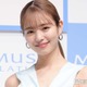 横田真悠、美脚透けスカート衣装ショット披露「スタイル抜群」「上品で憧れる」と絶賛の声 画像