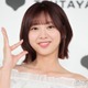 元日向坂46富田鈴花、ノースリーブ衣装ショットに反響「透き通るような白い肌」「全身黒で大人っぽい」 画像