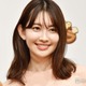 小嶋陽菜、膝上丈のノースリワンピで美脚スラリ「上品でゴージャス」「憧れの脚線美」と反響 画像