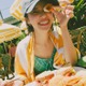 中町綾、プールサイドでの姿＆バスローブのオフショットも 初写真集新規カット公開 画像