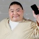 「VIVANT」出演話題の富栄ドラム、チョッキー役・OHMとの“オフ感満載”肩組みショットが話題「お迎えに行った際の写真です」 画像