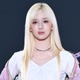 ME:I・SUZU（山本すず）、レザーパンツ×ピンクブルゾンの甘辛コーデ  華やかブロンドヘアに視線集中【TGC2026A/W】 画像