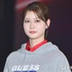 生見愛瑠、パーカー×ミニスカのカジュアルファッションで美脚披露「理想のスタイル」「美しい」と反響【ガルアワ2026A/W】 画像