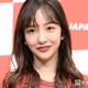板野友美、会社メンバーとのビキニショットに反響「スタイル抜群」「くびれが綺麗すぎる」 画像