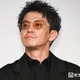 小栗旬、間宮祥太朗の全身和彫り姿アピール “8割全裸”に「ネイキッド間宮」とお茶目発言【バッド・ルーテナント：トウキョウ】 画像
