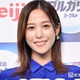 鷲見玲奈、ミニスカゴルフウェアでスラリ美脚「スタイル抜群」「脚が長い」の声 画像