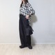 大人の「チェック柄シャツ」はモノトーンで。カジュアル小物を添えた軽快な着こなし 画像
