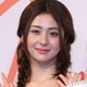 LE SSERAFIMユンジン、ヘソ出しショートトップス×ミニボトムコーデで美脚際立つ「頭身バランスが神」「映画のワンシーンみたい」と反響 画像
