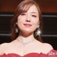 平原綾香、胸元際立つフォーマルドレス姿に反響「透明感が凄い」「気品が溢れてる」 画像