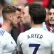 ダチョウ倶楽部か！プレミアリーグ、激怒からのキスでイエロー 画像