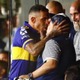 36歳テベス、59歳マラドーナと口と口でキス！「仰天キスシーン」がこれ 画像